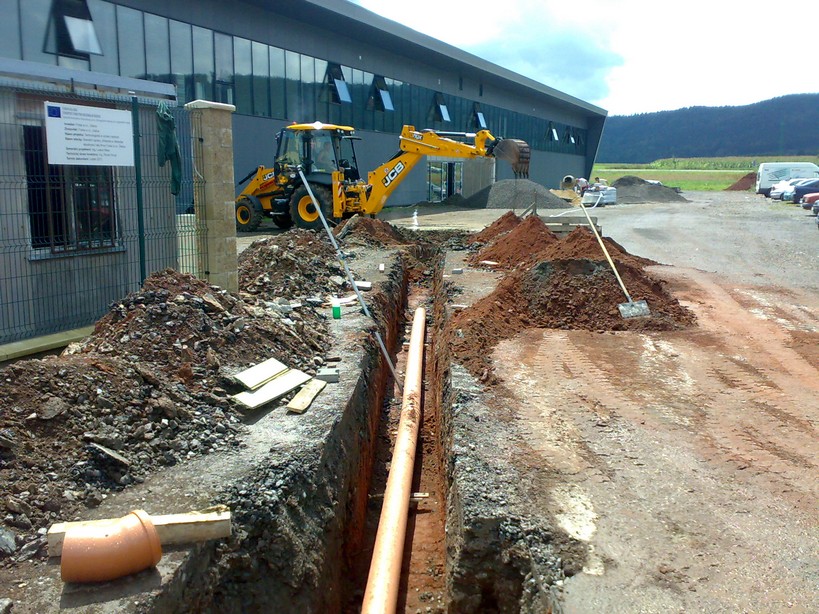 Dokončení nové administrativní budovy a lisovny kovů v Ostrově